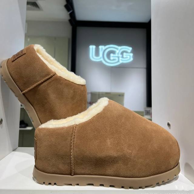 工厂价： UGG，2024新款出炉，卡皮巴拉胖头鞋，系列刻在基因里的松弛感 X拒绝精神内耗 ，卡皮巴拉”潮流风向标，经典胖头拖鞋 卡通可爱造型让你的穿搭更具吸引