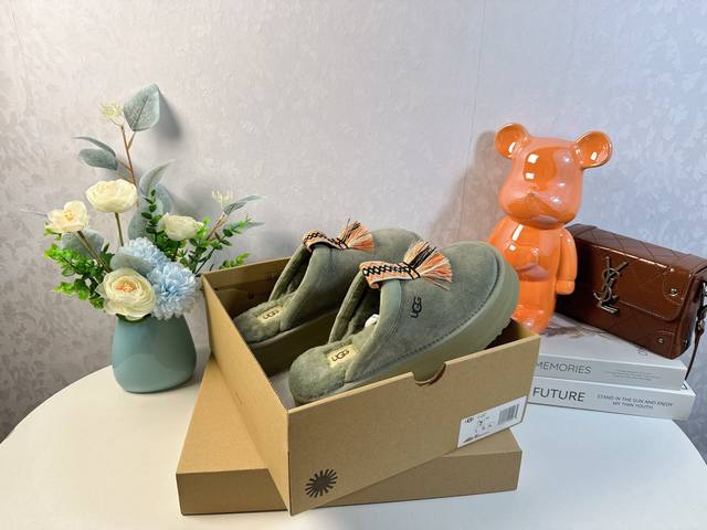 工厂价： UGG｜2024专柜最新 塔茨尔厚底拖鞋 4个颜色，官网同步4层大底 鞋底厚底：约 4CM 鞋面设计，鞋面采用优质翻毛皮，亲肤舒适。 鞋内里材质，采用