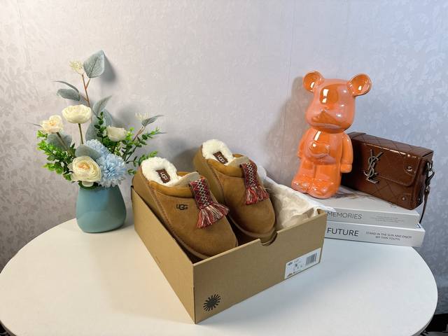 工厂价： UGG｜2024专柜最新 塔茨尔厚底拖鞋 4个颜色，官网同步4层大底 鞋底厚底：约 4CM 鞋面设计，鞋面采用优质翻毛皮，亲肤舒适。 鞋内里材质，采用