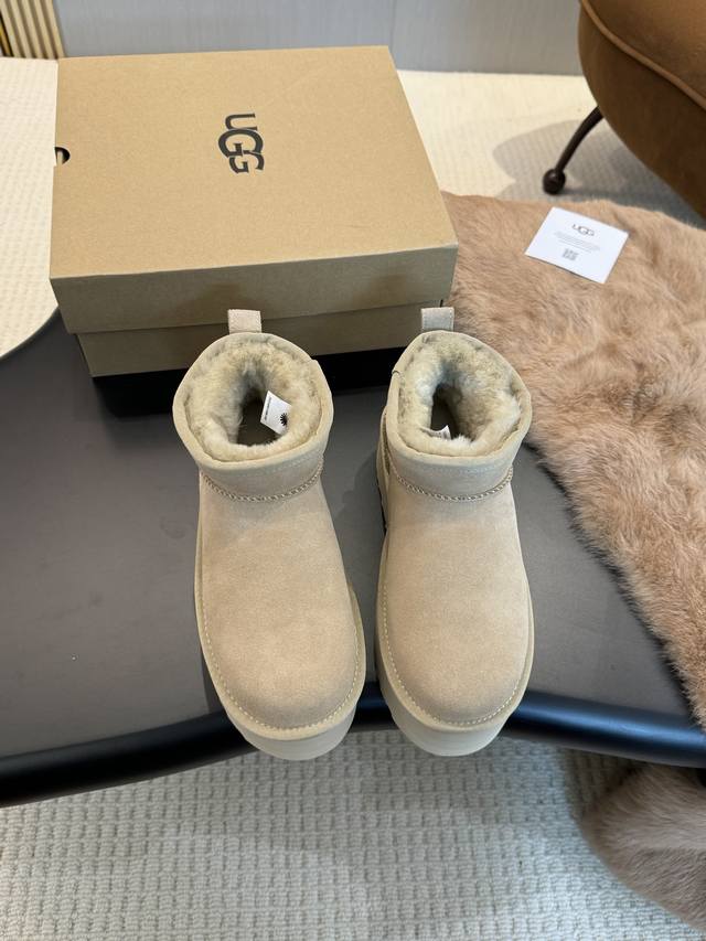 工厂价： UGG-1135092厚底款迷你女靴～原版1比1 市场最高版 三层组合底5cm高 寒冬刷星“暖潮风” UGG改头换面刮起雪地里的时尚感。全羊皮毛一体，