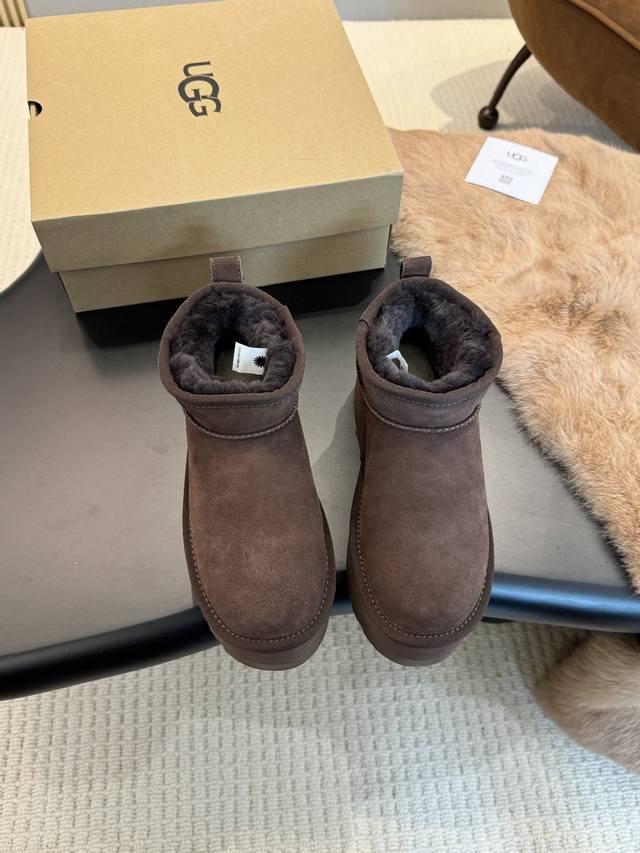 工厂价： UGG-1135092厚底款迷你女靴～原版1比1 市场最高版 三层组合底5cm高 寒冬刷星“暖潮风” UGG改头换面刮起雪地里的时尚感。全羊皮毛一体，