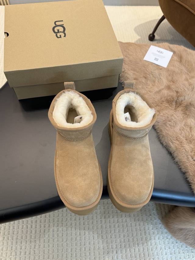 工厂价： UGG-1135092厚底款迷你女靴～原版1比1 市场最高版 三层组合底5cm高 寒冬刷星“暖潮风” UGG改头换面刮起雪地里的时尚感。全羊皮毛一体，