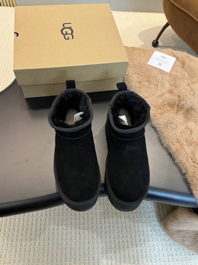 工厂价： UGG-1135092厚底款迷你女靴～原版1比1 市场最高版 三层组合底5cm高 寒冬刷星“暖潮风” UGG改头换面刮起雪地里的时尚感。全羊皮毛一体，