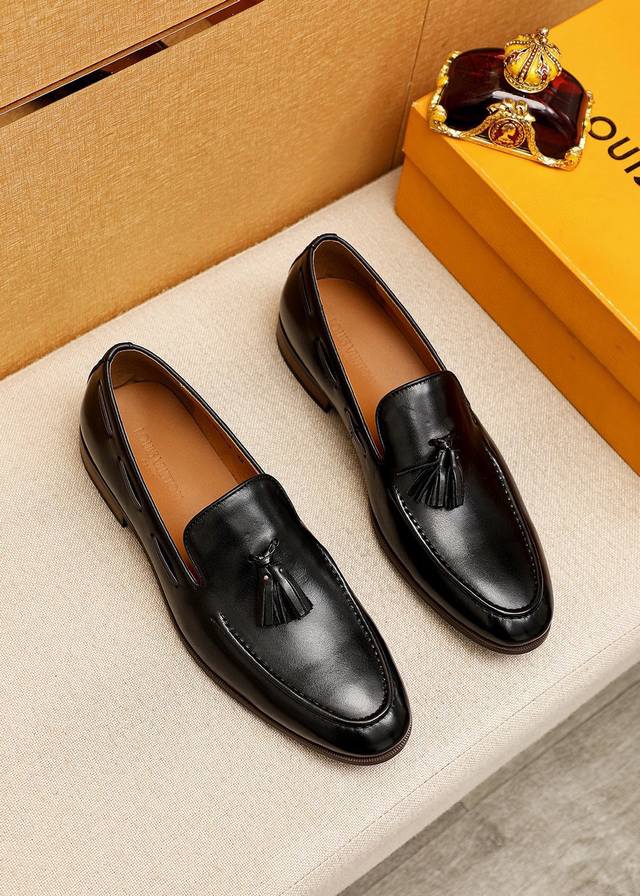 商品商标：LOUIS VUITTON 路易威登 休闲皮鞋 正码码数: 39-44 45订制 商品材料：精选 进口头层小牛皮鞋面，进口头层牛皮内里。强烈立体视觉效