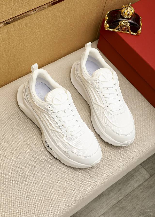 商品商标：VALENTINO 华伦天奴 休闲鞋 正码码数: 38-44 45.46订做 商品材料：精选 进口牛皮拼接透气鞋面，进口透气网布内里。强烈立体视觉效果