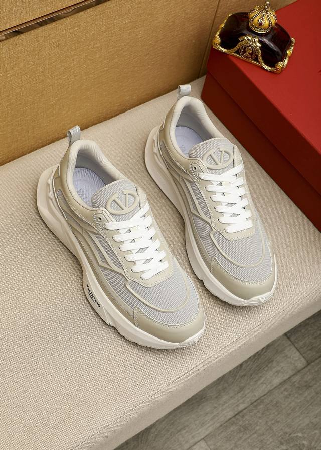 商品商标：VALENTINO 华伦天奴 休闲鞋 正码码数: 38-44 45.46订做 商品材料：精选 进口牛皮拼接透气鞋面，进口透气网布内里。强烈立体视觉效果