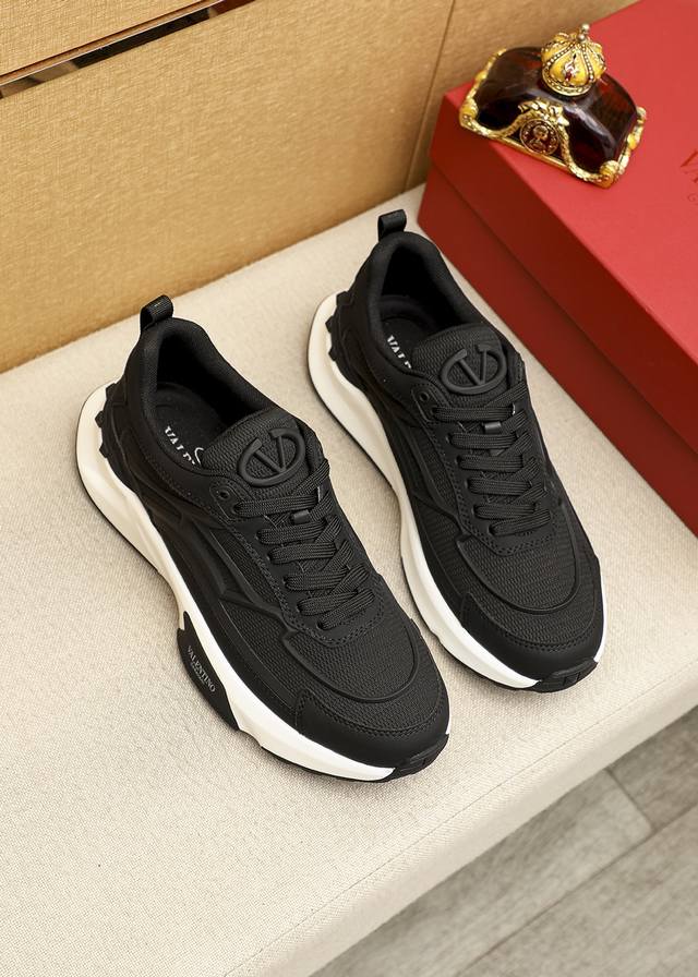 商品商标：VALENTINO 华伦天奴 休闲鞋 正码码数: 38-44 45.46订做 商品材料：精选 进口牛皮拼接透气鞋面，进口透气网布内里。强烈立体视觉效果