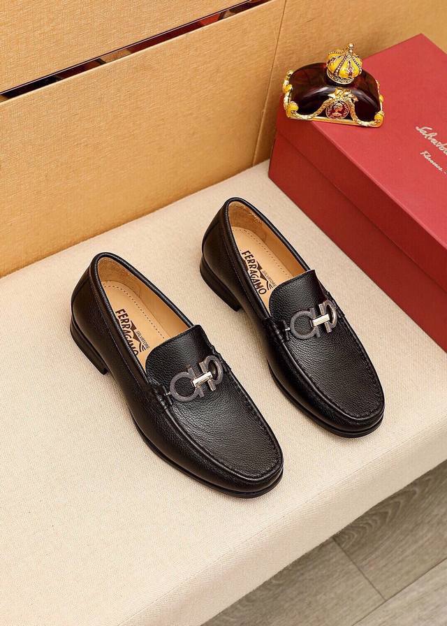 商品商标：Ferragamo 菲拉格慕 休闲皮鞋 正码码数: 38-44 45订制 商品材料：精选 进口头层荔枝纹牛皮鞋面+奢华五金扣，进口水染牛皮内里。强烈立