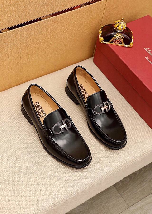 商品商标：Ferragamo 菲拉格慕 休闲皮鞋 正码码数: 38-44 45订制 商品材料：精选 进口头层开边珠牛皮鞋面+奢华五金扣，进口水染牛皮内里。强烈立