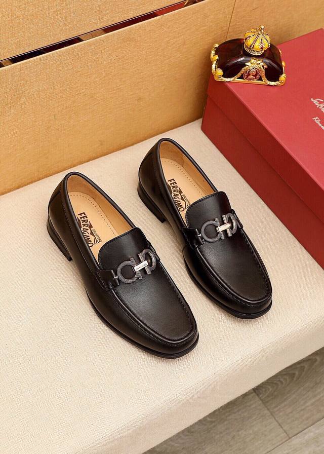 商品商标：Ferragamo 菲拉格慕 休闲皮鞋 正码码数: 38-44 45订制 商品材料：精选 进口头层小牛皮鞋面+奢华五金扣，进口水染牛皮内里。强烈立体视