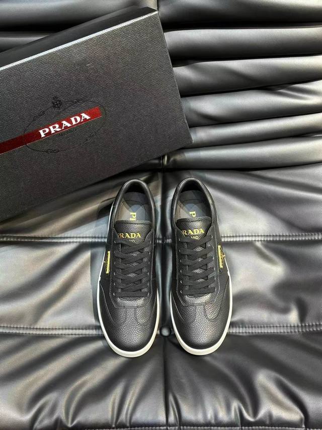 元 38-45 Prada 普拉达新款男士真皮运动鞋，市面最高版本 、欢迎任意对比！原版皮料质感极佳，超上档次！意大利进口胎羊网内里，可拆式垫！奢华用料、精细做