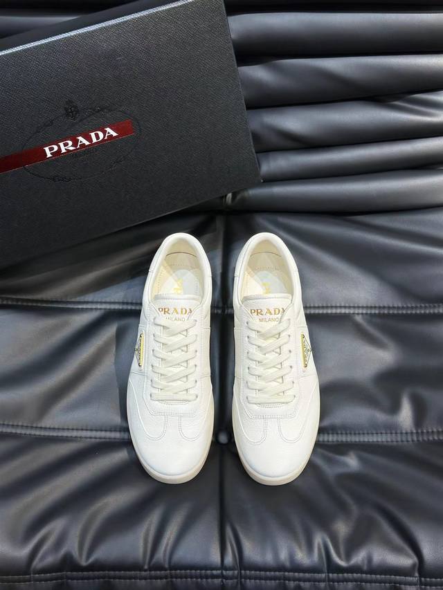 元 38-45 Prada 普拉达新款男士真皮运动鞋，市面最高版本 、欢迎任意对比！原版皮料质感极佳，超上档次！意大利进口胎羊网内里，可拆式垫！奢华用料、精细做