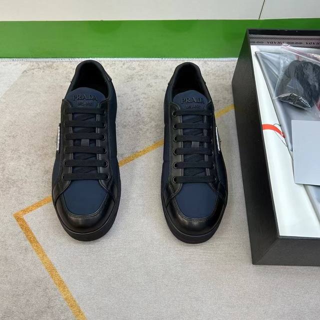 元 38-45 Prada 普拉达新款男士真皮运动鞋，市面最高版本 、欢迎任意对比！原版皮料质感极佳，超上档次！意大利进口胎羊网内里，可拆式垫！奢华用料、精细做