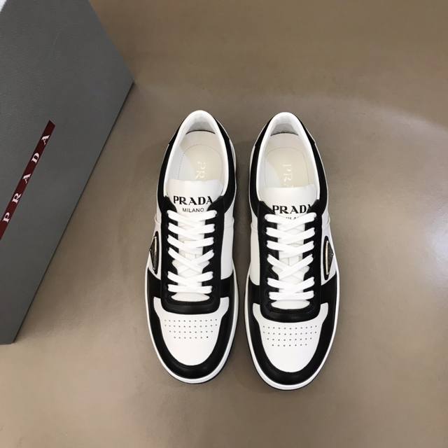 元 38-45 Prada 普拉达新款男士真皮运动鞋，市面最高版本 、欢迎任意对比！原版皮料质感极佳，超上档次！意大利进口胎羊网内里，可拆式垫！奢华用料、精细做