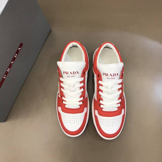 元 38-45 Prada 普拉达新款男士真皮运动鞋，市面最高版本 、欢迎任意对比！原版皮料质感极佳，超上档次！意大利进口胎羊网内里，可拆式垫！奢华用料、精细做