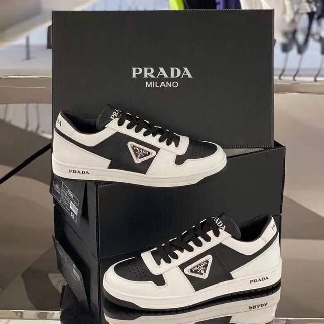 元 38-45 Prada 普拉达新款男士真皮运动鞋，市面最高版本 、欢迎任意对比！原版皮料质感极佳，超上档次！意大利进口胎羊网内里，可拆式垫！奢华用料、精细做