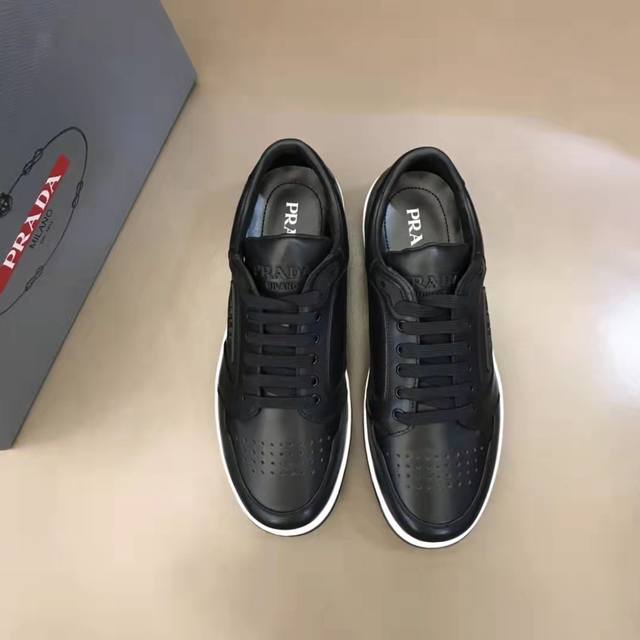 元 38-45 Prada 普拉达新款男士真皮运动鞋，市面最高版本 、欢迎任意对比！原版皮料质感极佳，超上档次！意大利进口胎羊网内里，可拆式垫！奢华用料、精细做