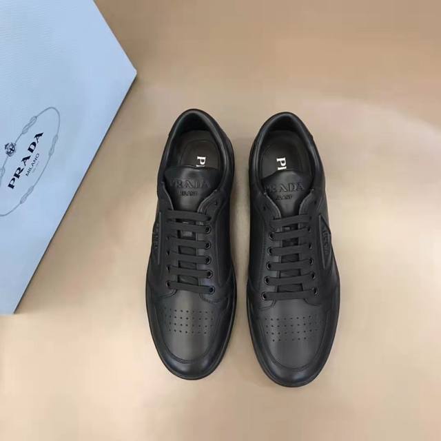 元 38-45 Prada 普拉达新款男士真皮运动鞋，市面最高版本 、欢迎任意对比！原版皮料质感极佳，超上档次！意大利进口胎羊网内里，可拆式垫！奢华用料、精细做