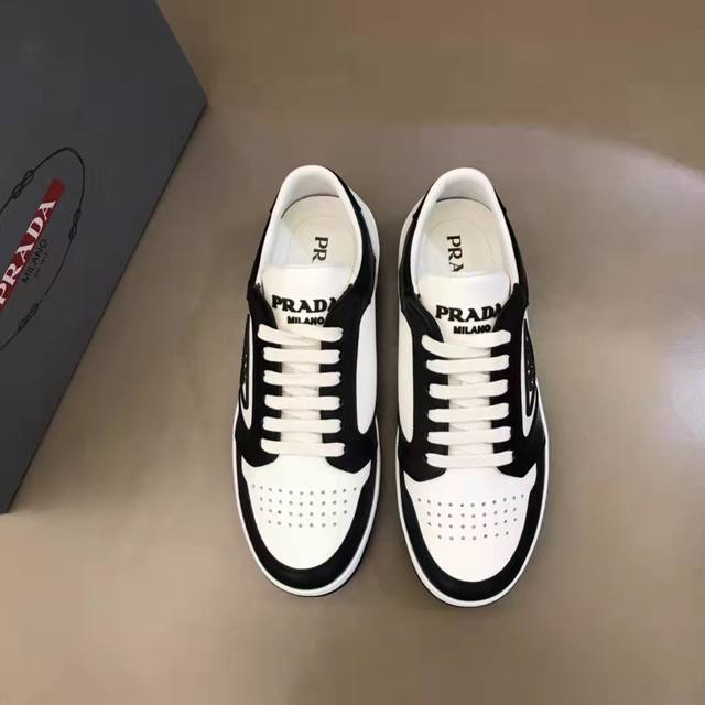 元 38-45 Prada 普拉达新款男士真皮运动鞋，市面最高版本 、欢迎任意对比！原版皮料质感极佳，超上档次！意大利进口胎羊网内里，可拆式垫！奢华用料、精细做