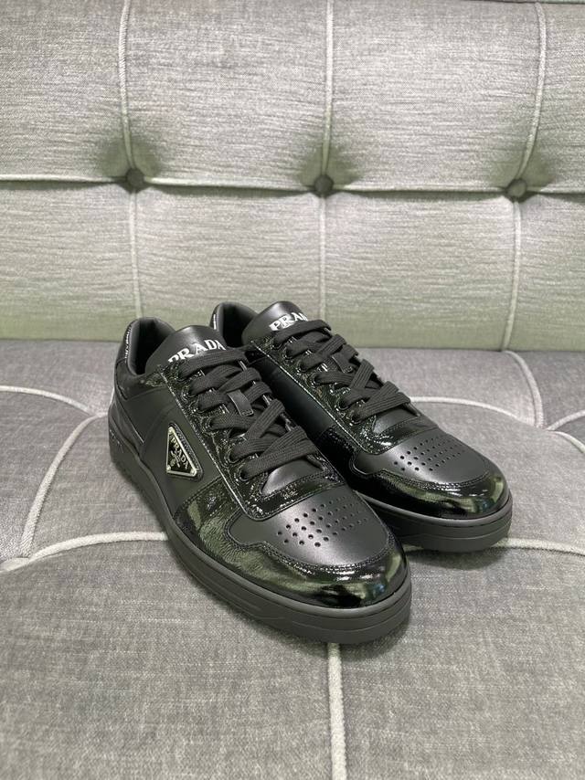 元 Size：38-45 Prada 普拉达，春夏款男士真皮运动鞋，市面最高版本 、欢迎任意对比！原版皮料质感极佳，超上档次！意大利进口胎羊内里，可拆式垫！奢华