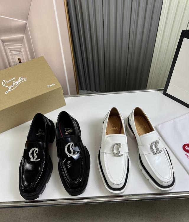 工厂价 CL 爆款红底靴1:1原版开模，Christian* Louboutin，鞋面进口开边珠牛皮+水染牛皮内里，原版大底 耐磨防滑， 全套专柜包装38-45