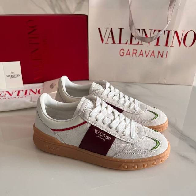 原单品质 市场顶级版本 VALENTINO 华伦天奴 最新时装周走秀 情侣 款 ，独特设计时尚一族特现脚瘦一款百塔的时尚产品 面料：鞋头采用高丝光三角纹牛皮与A