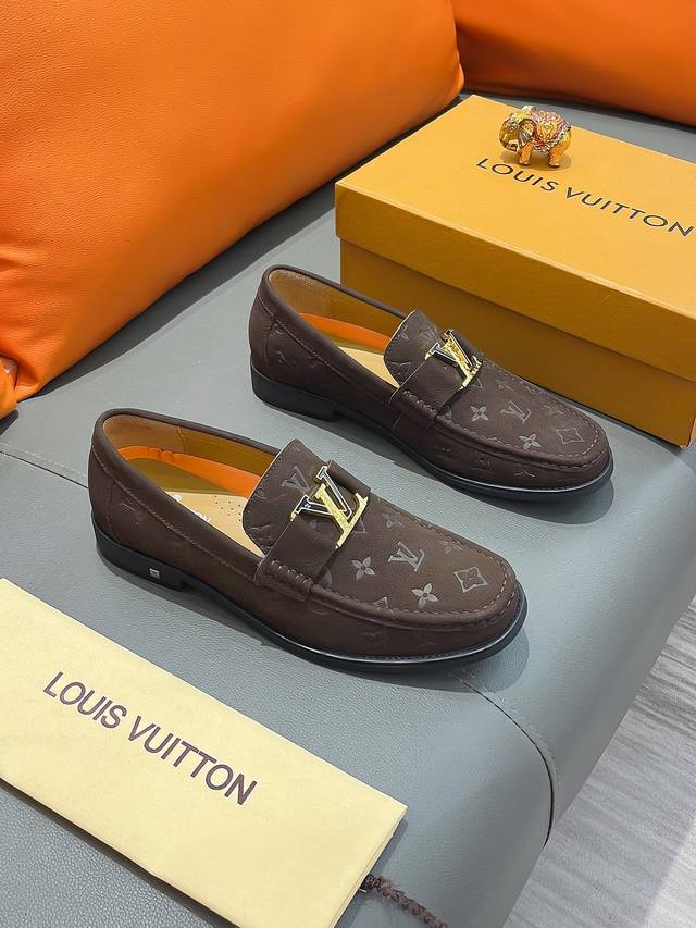 商品名称：LOUIS VUITTON 路易 威登 正规码数: 38-44 皮鞋 商品材料：精选 牛皮鞋面，舒适牛皮内里；原厂大底。