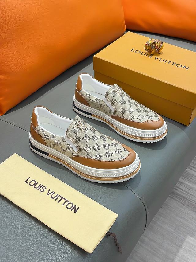 商品名称：LOUIS VUITTON 路易 威登 正规码数: 38-44 套脚鞋 商品材料：精选 牛皮鞋面，柔软绒毛内里；原厂大底。