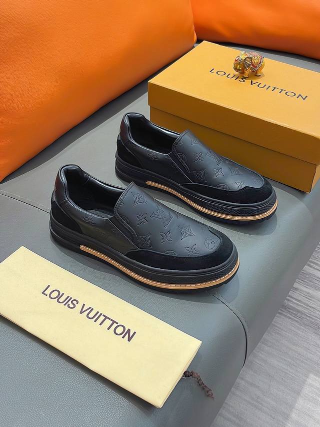 商品名称：LOUIS VUITTON 路易 威登 正规码数: 38-44 套脚鞋 商品材料：精选 牛皮鞋面，柔软绒毛内里；原厂大底。