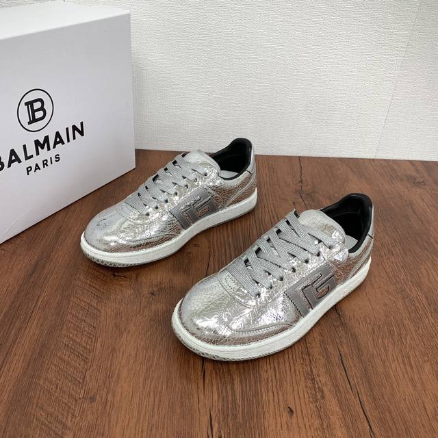 编码： 巴尔曼 Balmain Swan系列德训鞋情侣款 ！ 这款运动鞋采用小牛皮和绒面牛皮革打造，撞色菱形压花绒面牛革鞋舌饰有 PB 标志，侧面对比鲜明的小牛