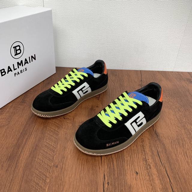 编码： 巴尔曼 Balmain Swan系列德训鞋情侣款 ！ 这款运动鞋采用小牛皮和绒面牛皮革打造，撞色菱形压花绒面牛革鞋舌饰有 PB 标志，侧面对比鲜明的小牛