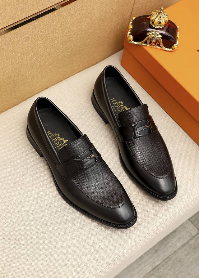 商品商标：HERMES 爱马仕 休闲皮鞋 正码码数: 39-44 38.45.46订制 商品材料：精选 进口头层小牛皮压花鞋面+经典五金扣，进口水染牛皮内里。强