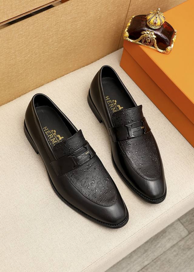 商品商标：HERMES 爱马仕 休闲皮鞋 正码码数: 39-44 38.45.46订制 商品材料：精选 进口头层小牛皮压花鞋面+经典五金扣，进口水染牛皮内里。强