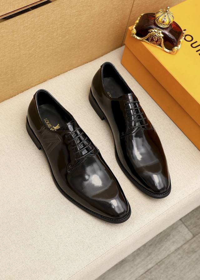 商品商标：LOUIS VUITTON 路易威登 商务皮鞋 正码码数: 39-44 38.45.46订制 商品材料：精选 进口头层开边珠牛皮鞋面，进口头层牛皮内里