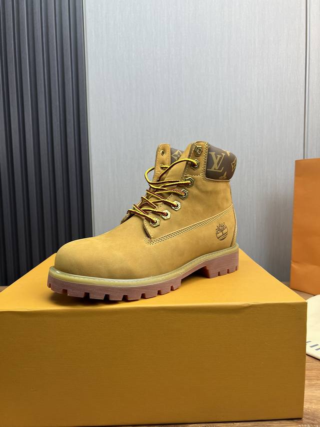 工厂价 LV x Timberland 添柏岚 联名款 老花 大黄靴 及踝靴 短靴 LV x Timberland 及踝靴取材 Monogram 压纹防水正绒面