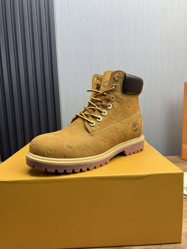 工厂价 LV x Timberland 添柏岚 联名款 老花 大黄靴 及踝靴 短靴 LV x Timberland 及踝靴取材 Monogram 压纹防水正绒面