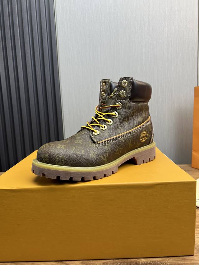 工厂价 LV x Timberland 添柏岚 联名款 老花 大黄靴 及踝靴 短靴 LV x Timberland 及踝靴取材 Monogram 压纹防水正绒面