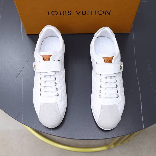 品牌：LV 路易威登 尺码：38-44 等级： 专柜经典款 1:1 材料： 顶级牛皮舒适羊皮内里 原版橡胶大底 款式类别：四季款 颜色：实物图片色