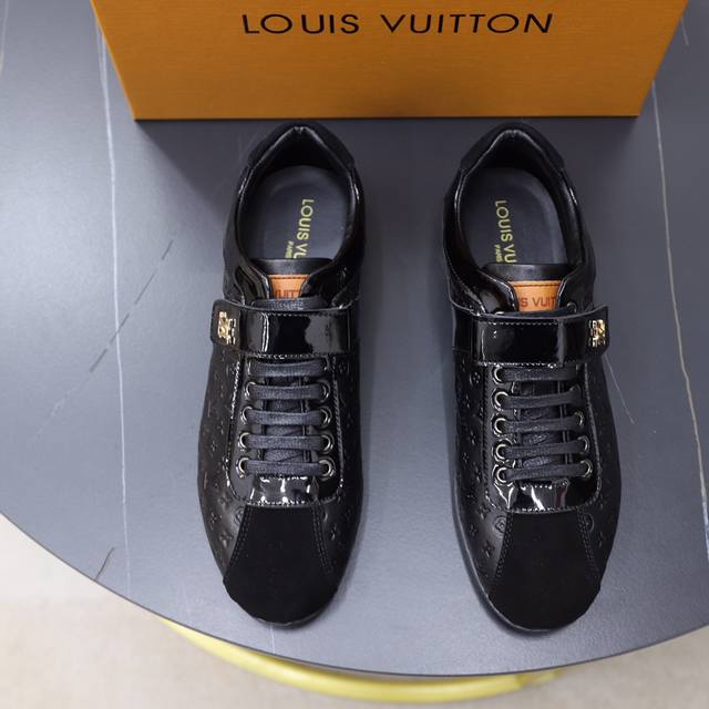 品牌：LV 路易威登 尺码：38-44 等级： 专柜经典款 1:1 材料： 顶级牛皮舒适羊皮内里 原版橡胶大底 款式类别：四季款 颜色：实物图片色