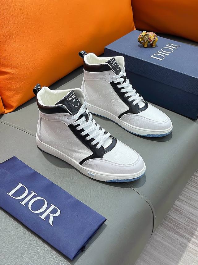 商品名称：DIOR 迪奥 正规码数: 38-44 高帮鞋 商品材料：精选 牛皮鞋面，柔软羊皮内里；原厂大底。