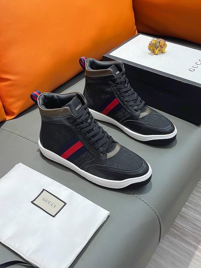 商品名称：GUCCI 古驰 正规码数: 38-44 高帮鞋 商品材料：精选 牛皮鞋面，柔软羊皮内里；原厂大底。