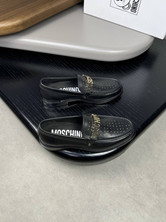 MOSCHINO 莫斯奇诺 -高端品质 原单 -鞋面：纳帕小牛皮、打孔小牛皮、品牌金属扣件横担装饰 -内里：水染牛皮 -大底：超真皮 橡胶; 组合成型真皮大底