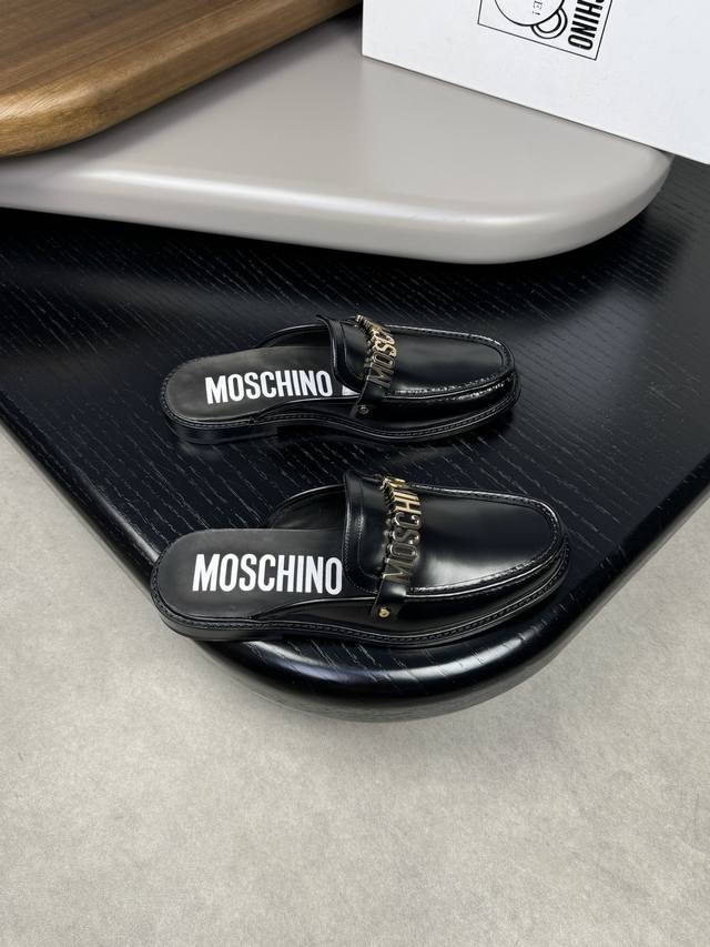 MOSCHINO 莫斯奇诺 -高端品质 原单 -鞋面：纳帕小牛皮、手工打孔、品牌金属扣件横担装饰 -内里：水染牛皮 -大底：超真皮 橡胶; 组合成型真皮大底 -