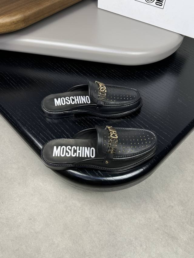 MOSCHINO 莫斯奇诺 -高端品质 原单 -鞋面：纳帕小牛皮、手工打孔、品牌金属扣件横担装饰 -内里：水染牛皮 -大底：超真皮 橡胶; 组合成型真皮大底 -