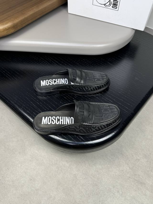 MOSCHINO 莫斯奇诺 -高端品质 原单 -鞋面：纳帕小牛皮、品牌帆布、品牌横担装饰 -内里：水染牛皮 -大底：超真皮 橡胶; 组合成型真皮大底 -超高品控