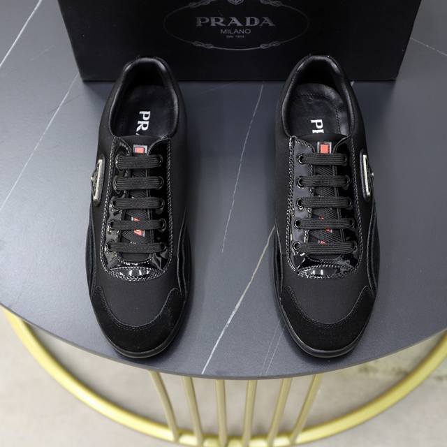 品牌：PRADA 普拉达 标准码：男码38–44 45可定制 等级： 原单品质 材料：原版牛皮面 羊皮内里 原版特供大底 款式类别：男士时尚休闲运动板鞋 尊贵奢