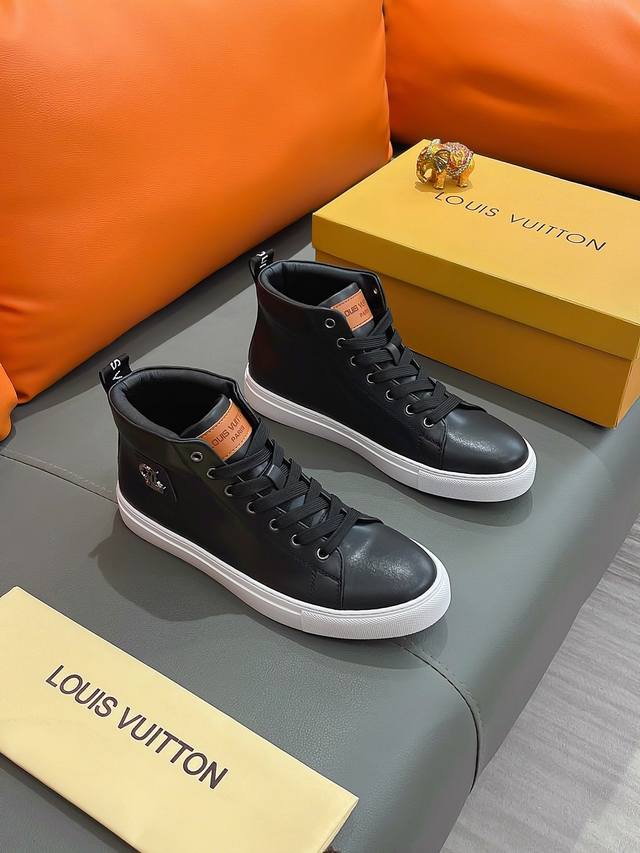 商品名称：LOUIS VUITTON 路易 威登 正规码数: 38-44 高帮鞋 商品材料：精选 牛皮鞋面，柔软羊皮内里；原厂大底。