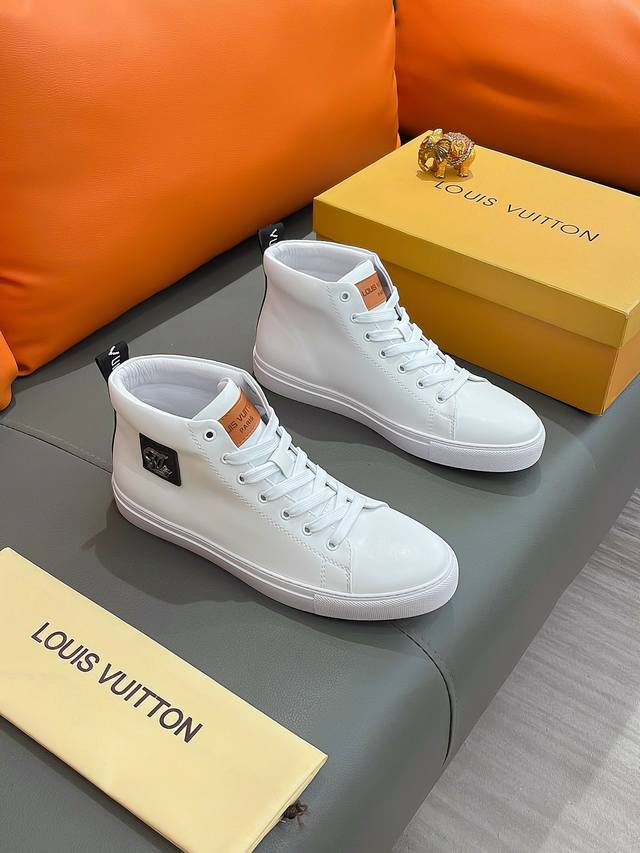 商品名称：LOUIS VUITTON 路易 威登 正规码数: 38-44 高帮鞋 商品材料：精选 牛皮鞋面，柔软羊皮内里；原厂大底。