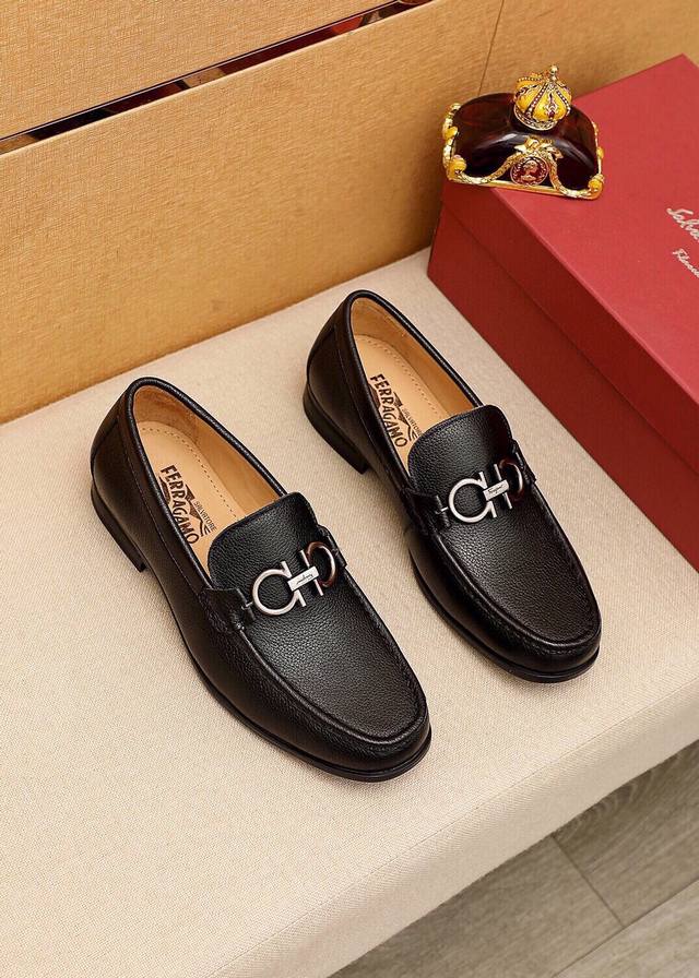 商品商标：Ferragamo 菲拉格慕 休闲皮鞋 正码码数: 38-44 45订制 商品材料：精选 进口头层荔枝纹牛皮鞋面+奢华五金扣，进口水染牛皮内里。强烈立