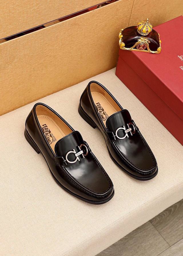 商品商标：Ferragamo 菲拉格慕 休闲皮鞋 正码码数: 38-44 45订制 商品材料：精选 进口头层开边珠牛皮鞋面+奢华五金扣，进口水染牛皮内里。强烈立